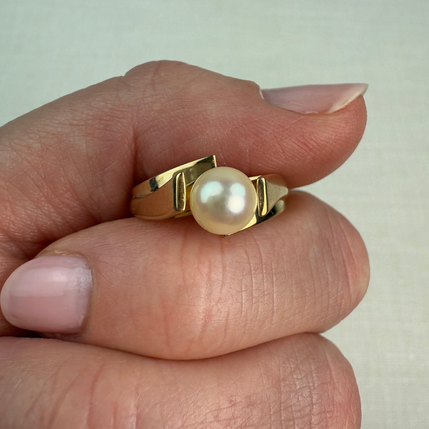 10K Solid Yellow Gold Modern and Elegant Pearl Ring Size 7