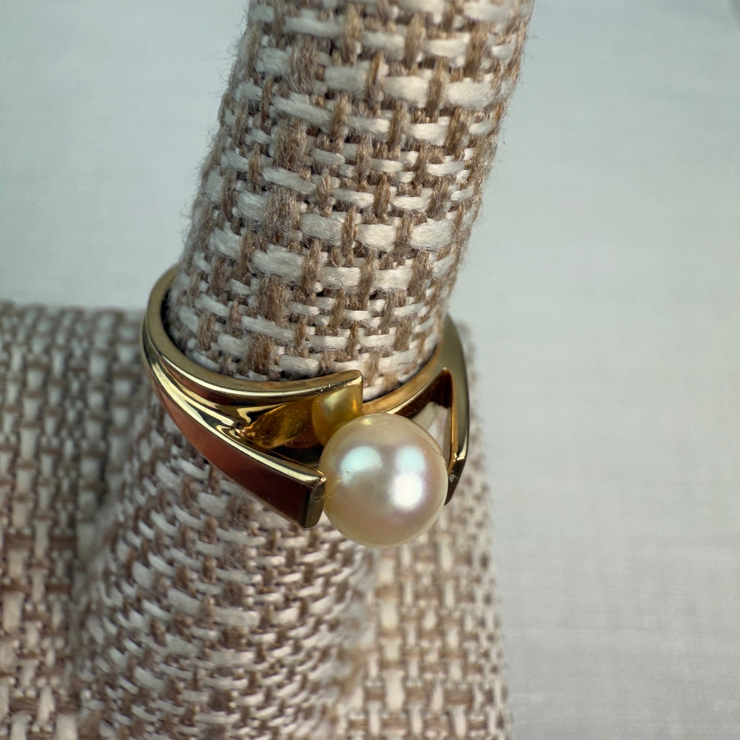 10K Solid Yellow Gold Modern and Elegant Pearl Ring Size 7