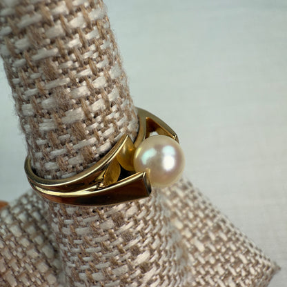 10K Solid Yellow Gold Modern and Elegant Pearl Ring Size 7