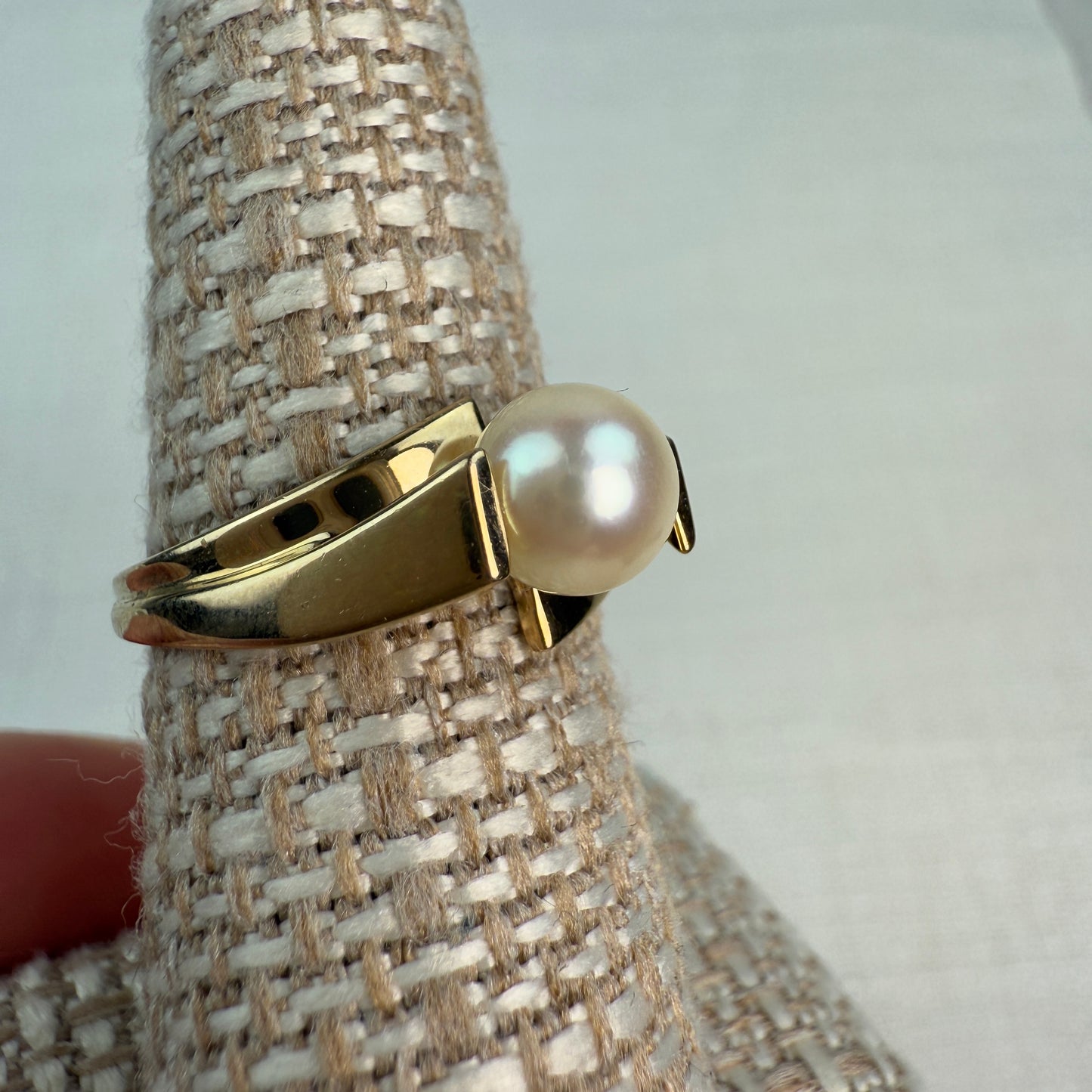 10K Solid Yellow Gold Modern and Elegant Pearl Ring Size 7