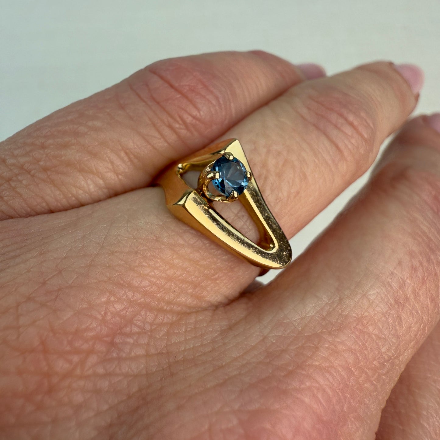 14K Solid Yellow Gold Modernist Open-frame Blue Topaz Ring Size 5