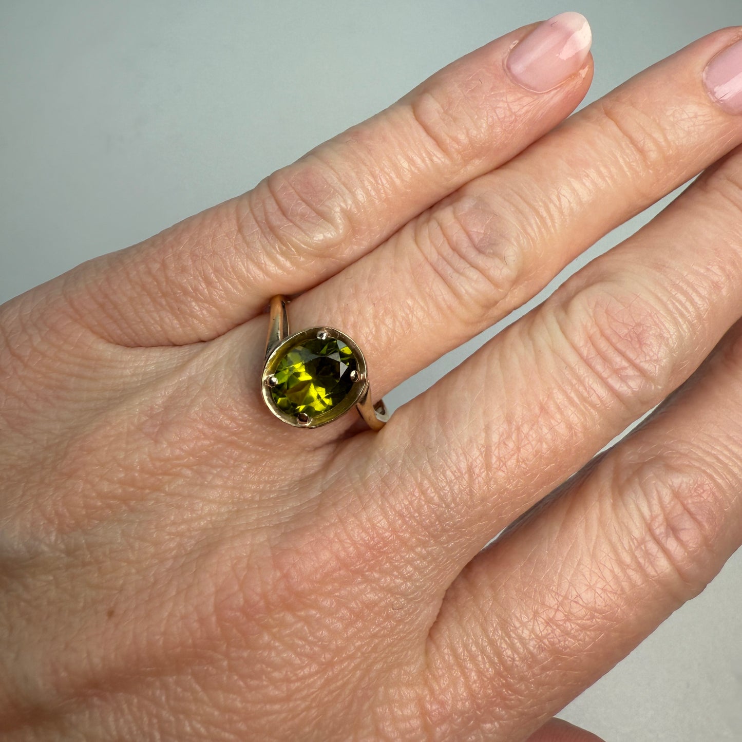 10K Solid Yellow Gold Oval Shaped Peridot Ring Size 6.75