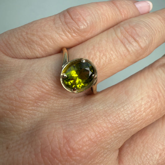 10K Solid Yellow Gold Oval Shaped Peridot Ring Size 6.75