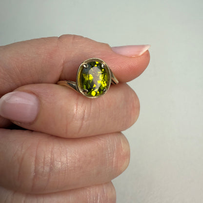 10K Solid Yellow Gold Oval Shaped Peridot Ring Size 6.75
