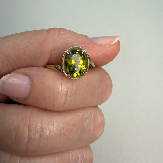 10K Solid Yellow Gold Oval Shaped Peridot Ring Size 6.75