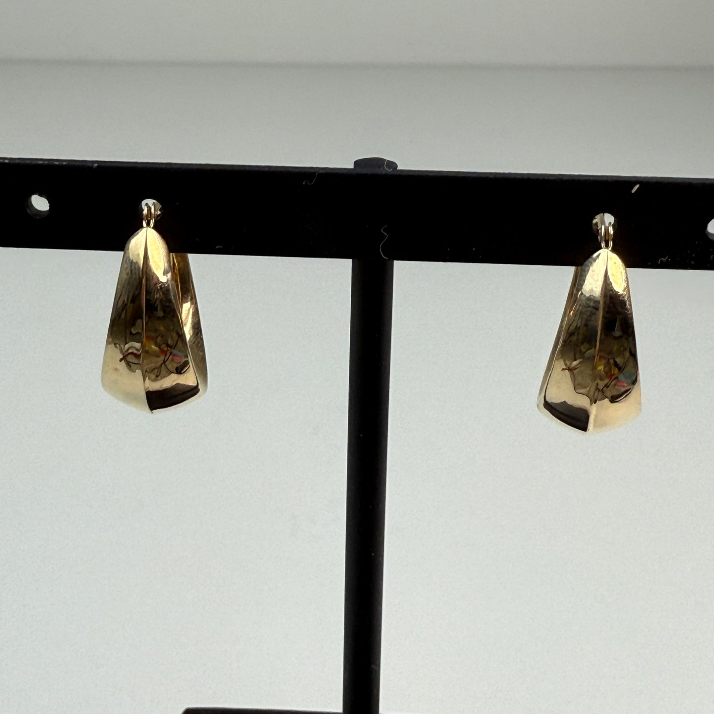 Classic 14K Solid Yellow Gold Tapered Oval Hoop Earrings 9.27 wide, 19 mm tall, 1.54 g