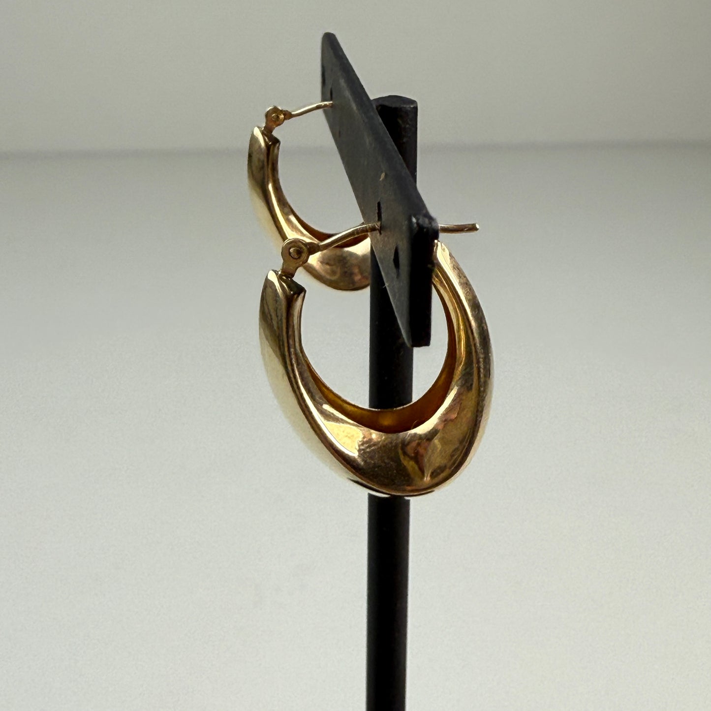 Classic 14K Solid Yellow Gold Tapered Oval Hoop Earrings 9.27 wide, 19 mm tall, 1.54 g