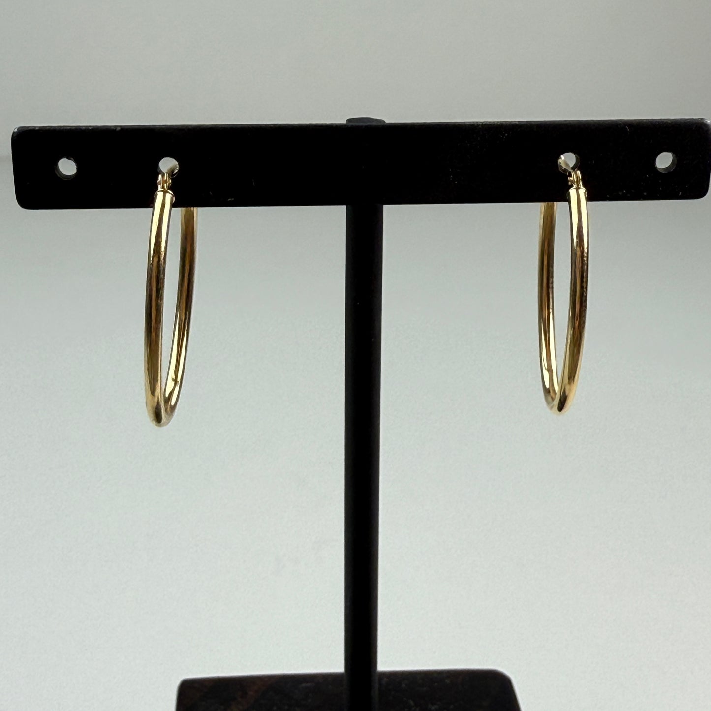 Classic 14K Yellow Gold Oval Hoop Earrings 27.7 x 19.5 mm, 1 g, 1.66 mm Wide