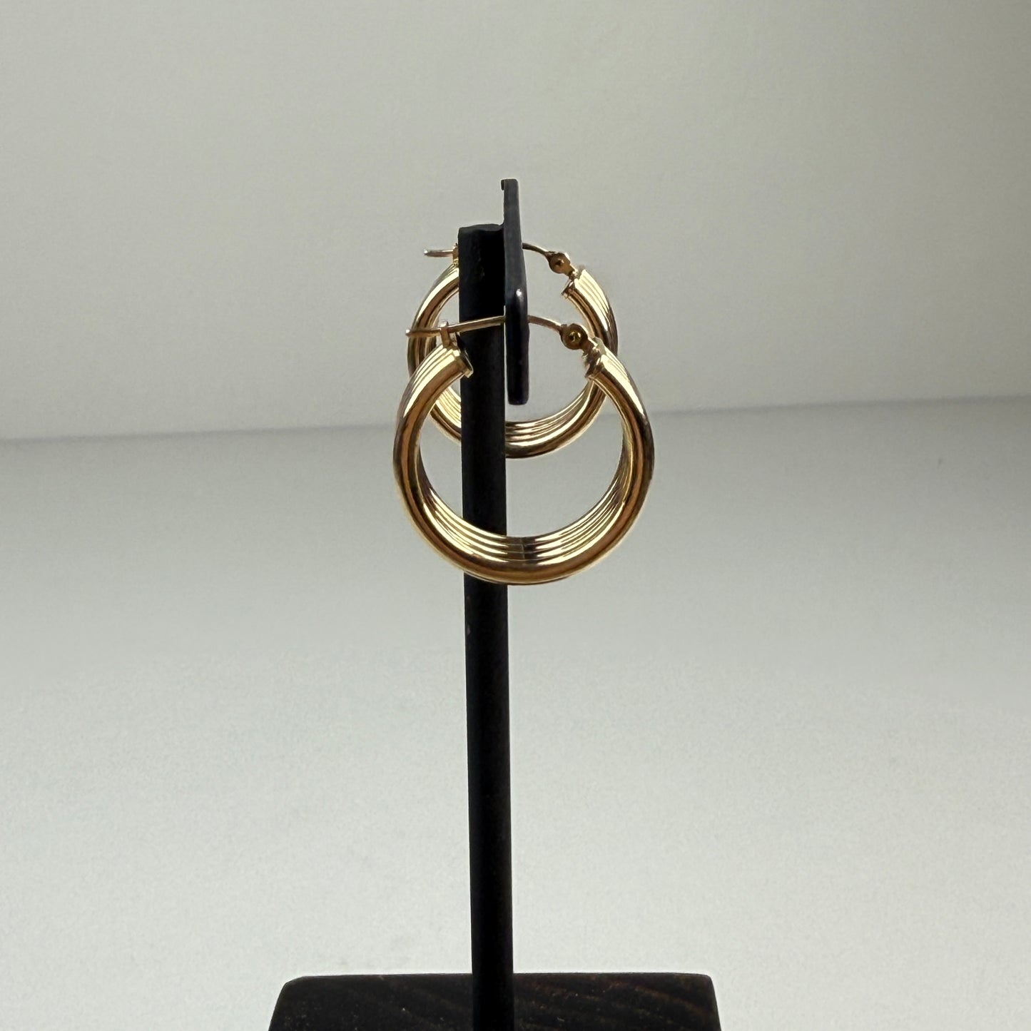 Classic 10K Yellow Gold Petite Hoop Earrings 15 mm, 1.28 g, 3.54 mm wide