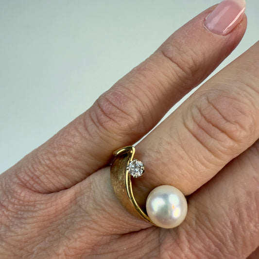 14K Solid Yellow Gold Beautiful Modern and Elegant Pearl Ring Size 5