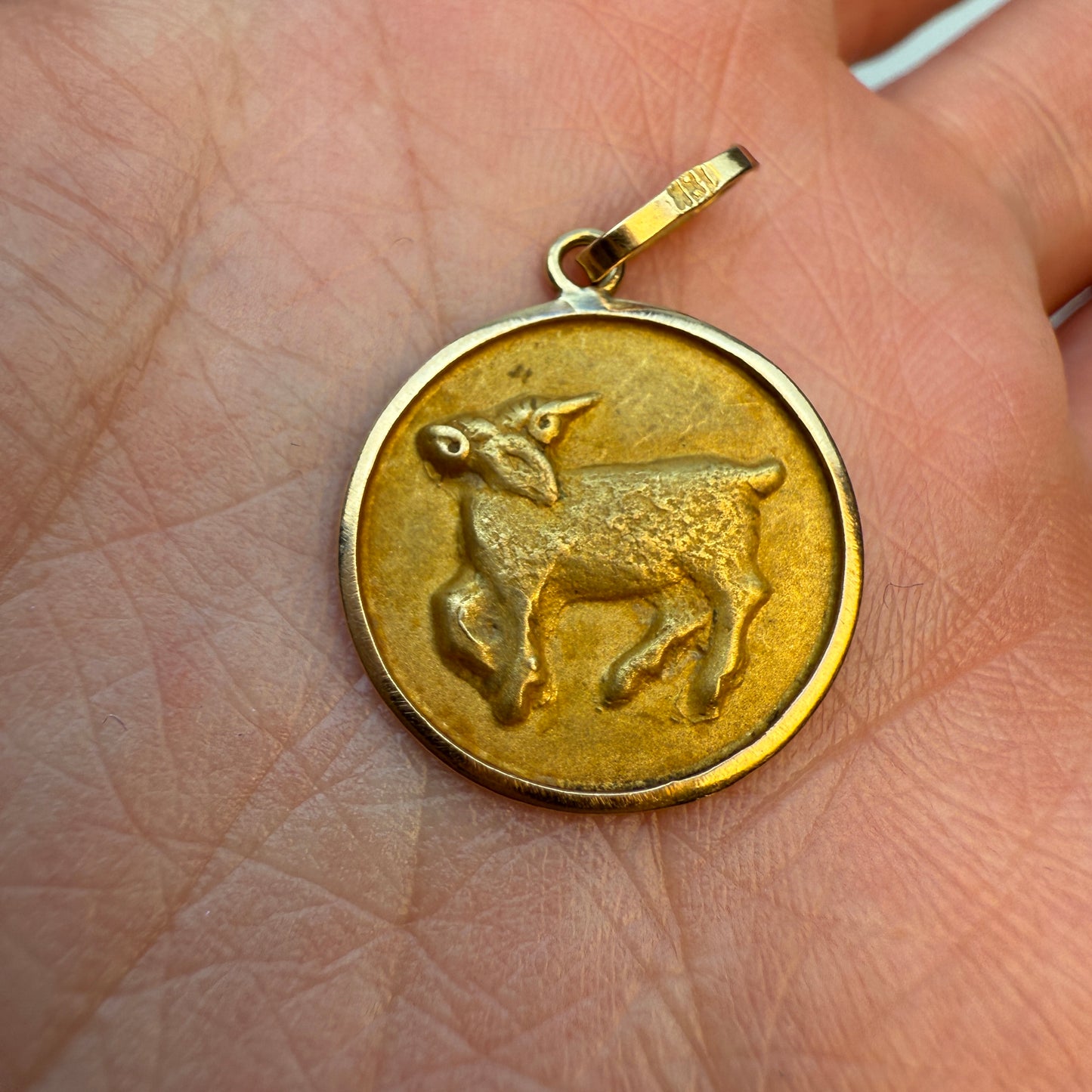 Vintage Solid 18K Yellow Gold Classic Aries Ram Pendant Zodiac, 1.52 g
