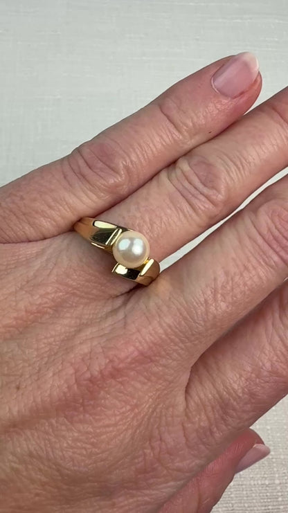 10K Solid Yellow Gold Modern and Elegant Pearl Ring Size 7
