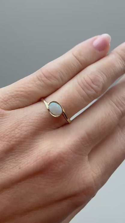 10K Vintage Oval East West Opal Yellow Gold, Size 6.5