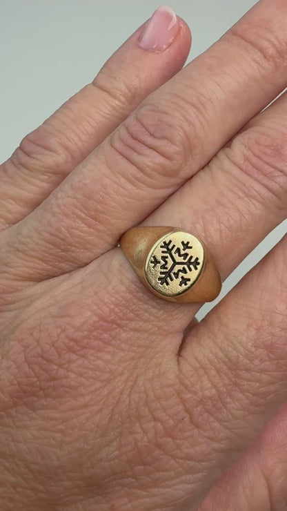 10K Yellow Gold Vintage Snowflake Signet Ring, Elegant Engraved Design Size 8.25