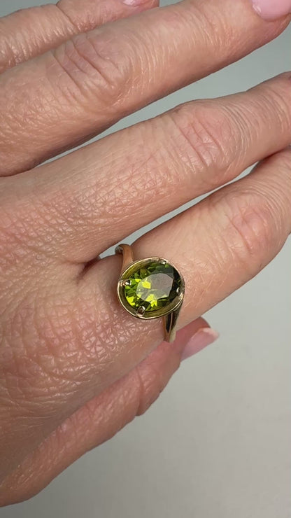10K Solid Yellow Gold Oval Shaped Peridot Ring Size 6.75