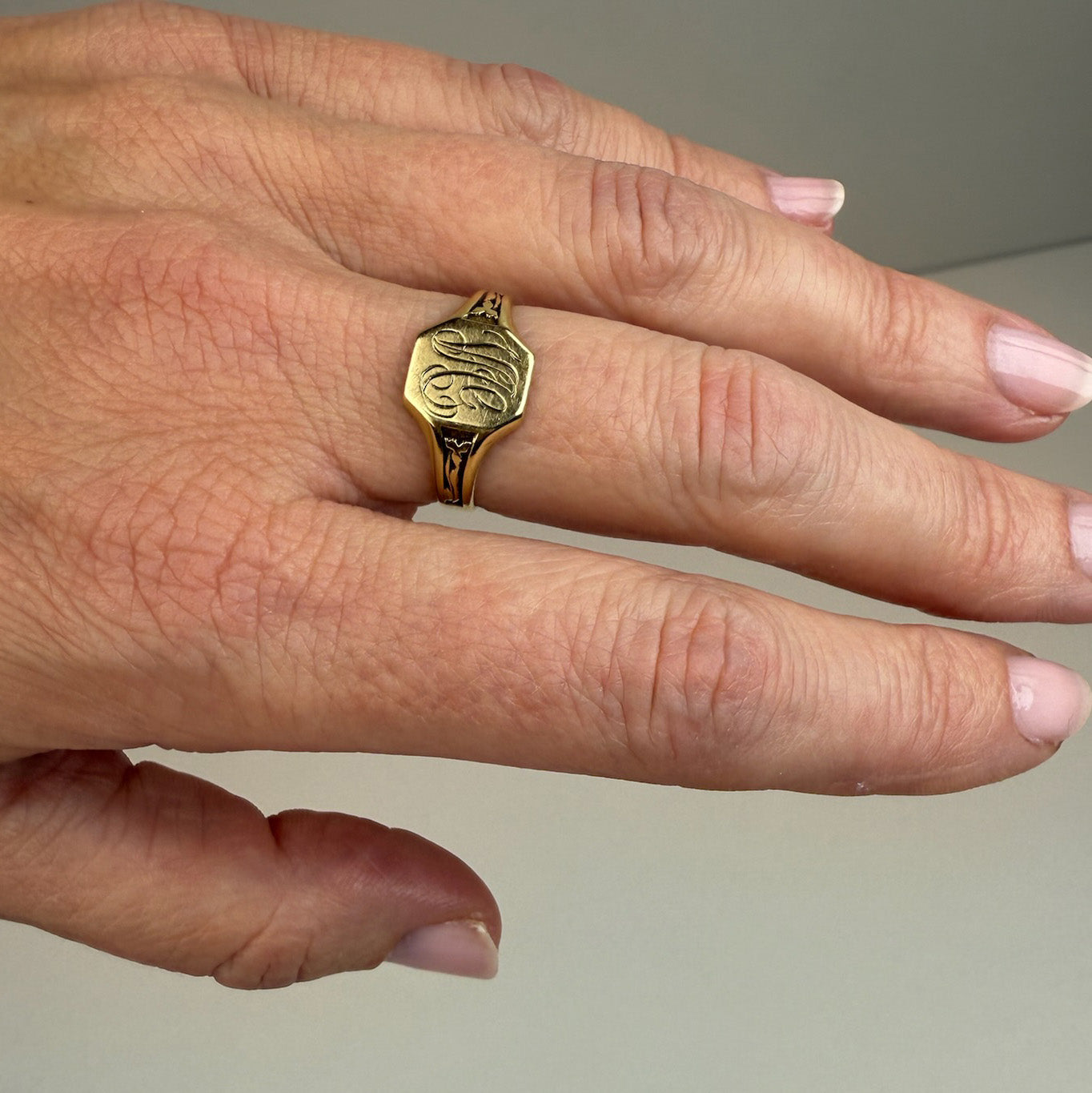 10K Yellow Gold Vintage Signet Ring, Elegant Engraved Design Size 6.75